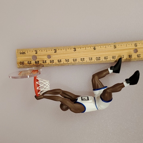 Shaquille O'Neal Hallmark Keepsake Ornament 1st in the 'Hoop Stars' @1995 card - Picture 7 of 12